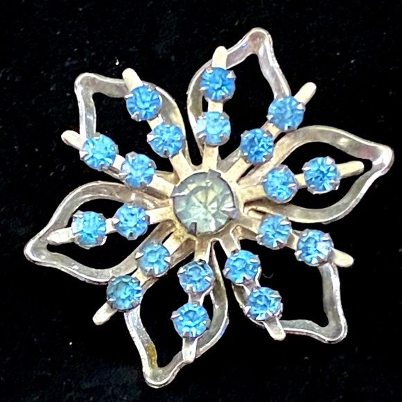 Vintage Elegant Silver tone and Blue Rhinestone Floral Brooch - Picture 1 of 7